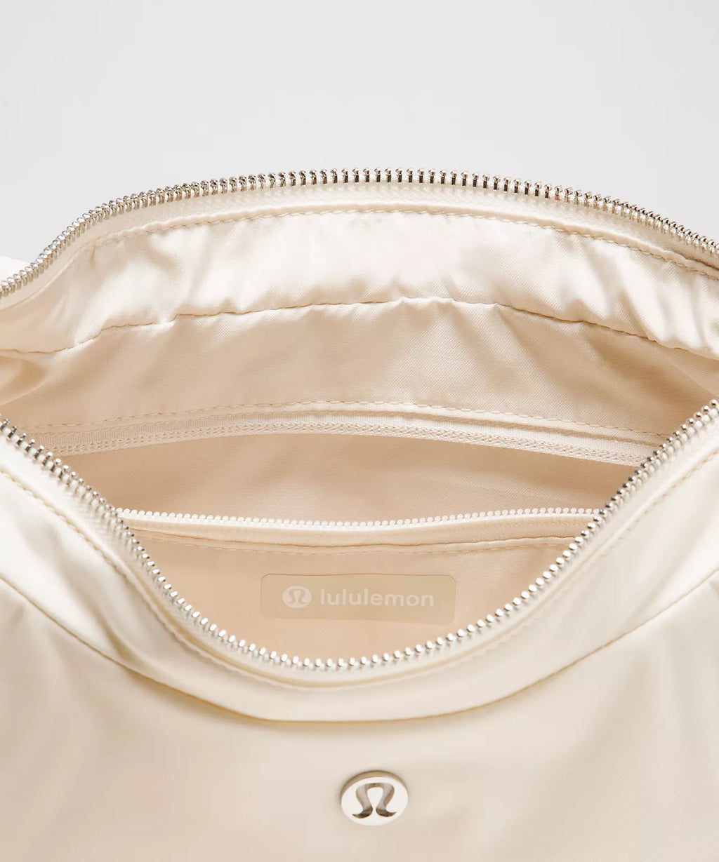 City Essentials Shoulder Bag 4L